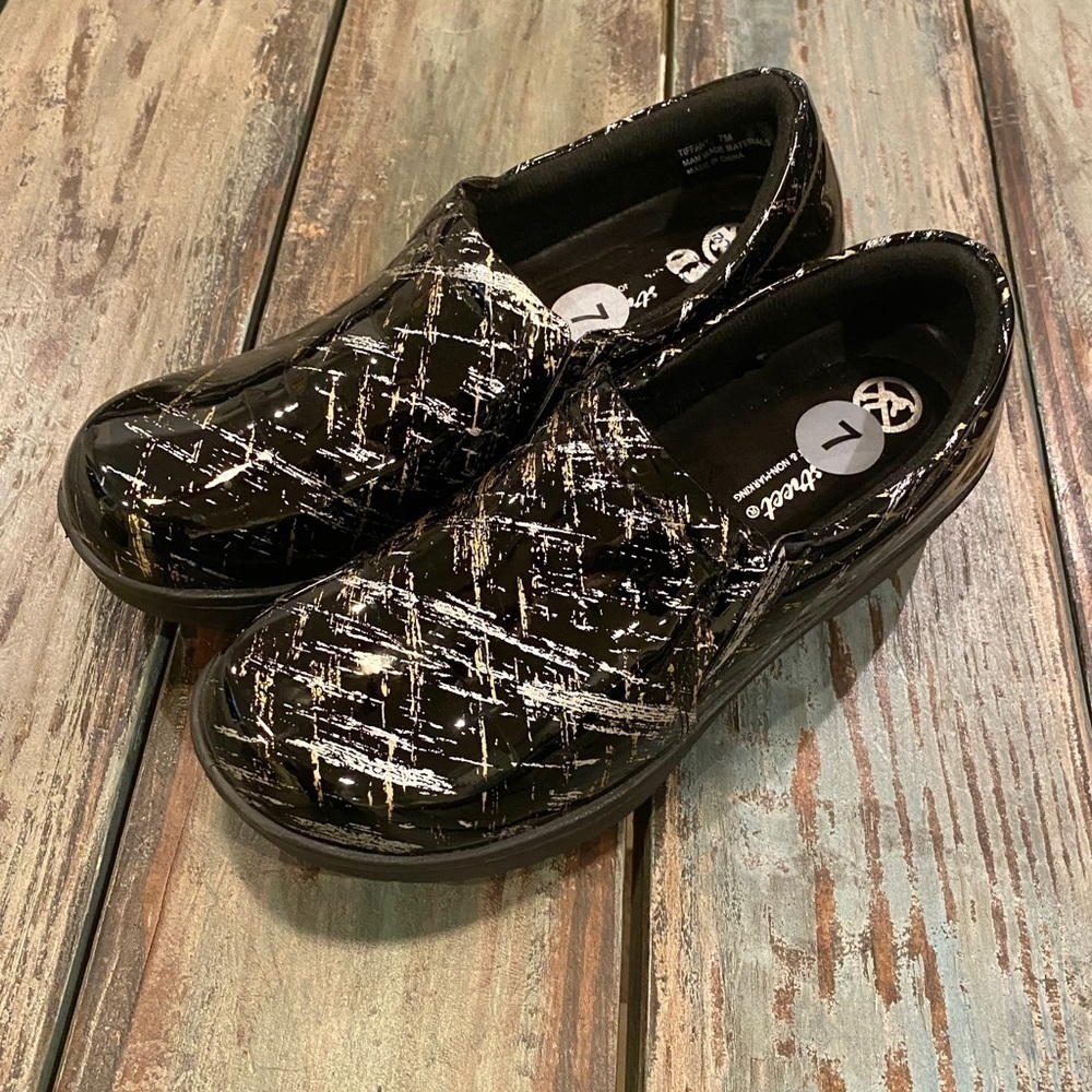Easy Street Tiffany Clogs Comfort Shoes Black Patent Gold Silver Womens Size 7 - Picture 3 of 10